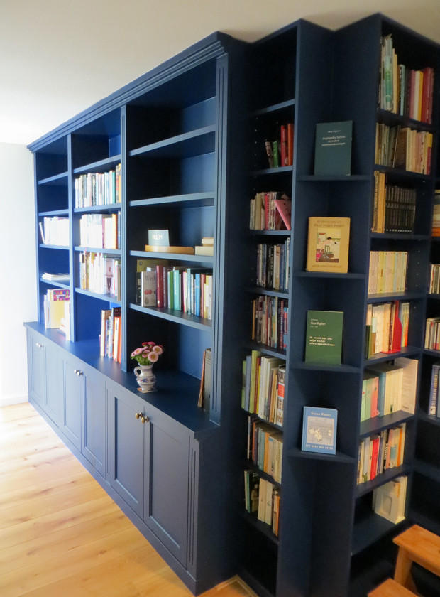 stijlvolle boekenkast in gang
