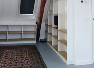 boekenkast onder schuin dak